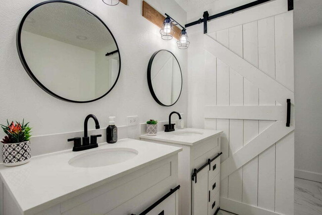 Building Photo - Beautifully Updated Home with Modern Ameni...