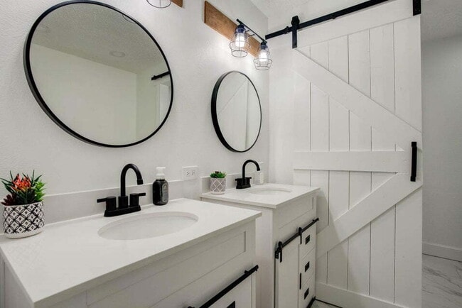 Building Photo - Beautifully Updated Home with Modern Amenities and Extra Space!