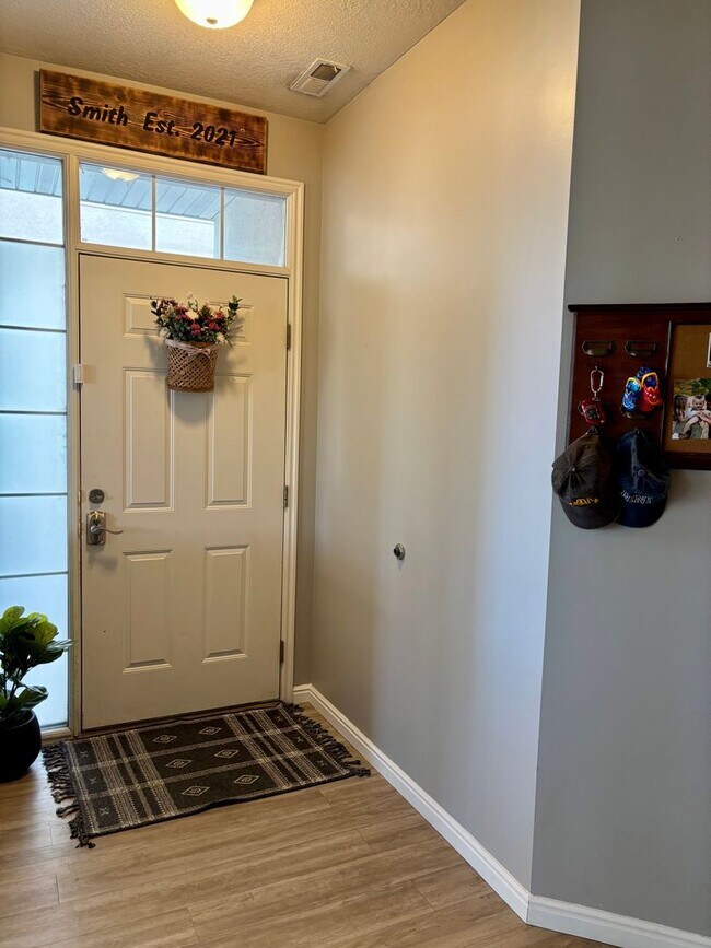 Building Photo - MOVE IN SPECIAL!!! GORGEOUS Townhome!!!