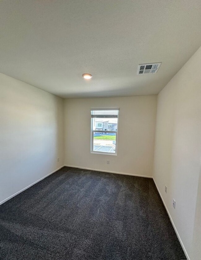 Building Photo - BRAND NEW DR HORTON GATED TOWNHOME COMMUNI...