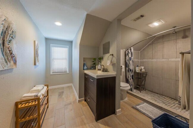 Building Photo - 1212 N Main St