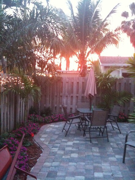 Building Photo - 1008 NE 11th St - Side Unit