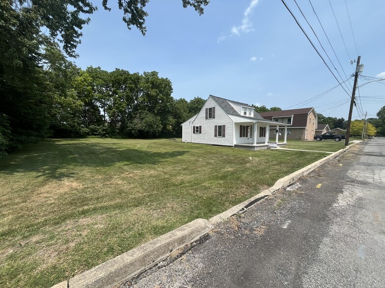 Building Photo - 328 Tyrone St