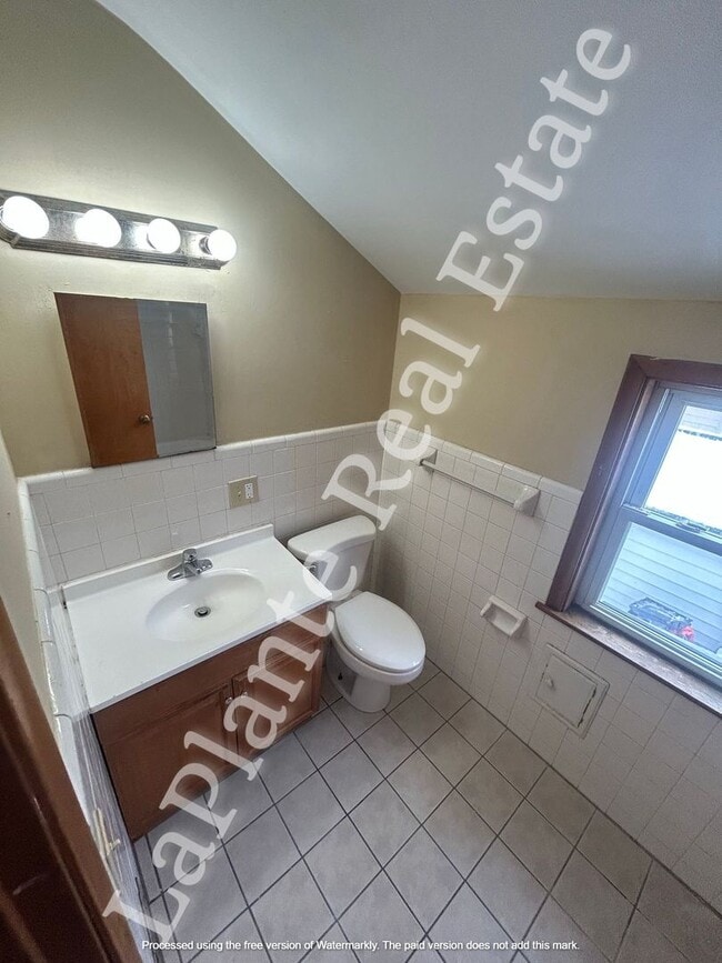 Building Photo - Charming 3-bedroom in North Toledo, on the west side of I-75