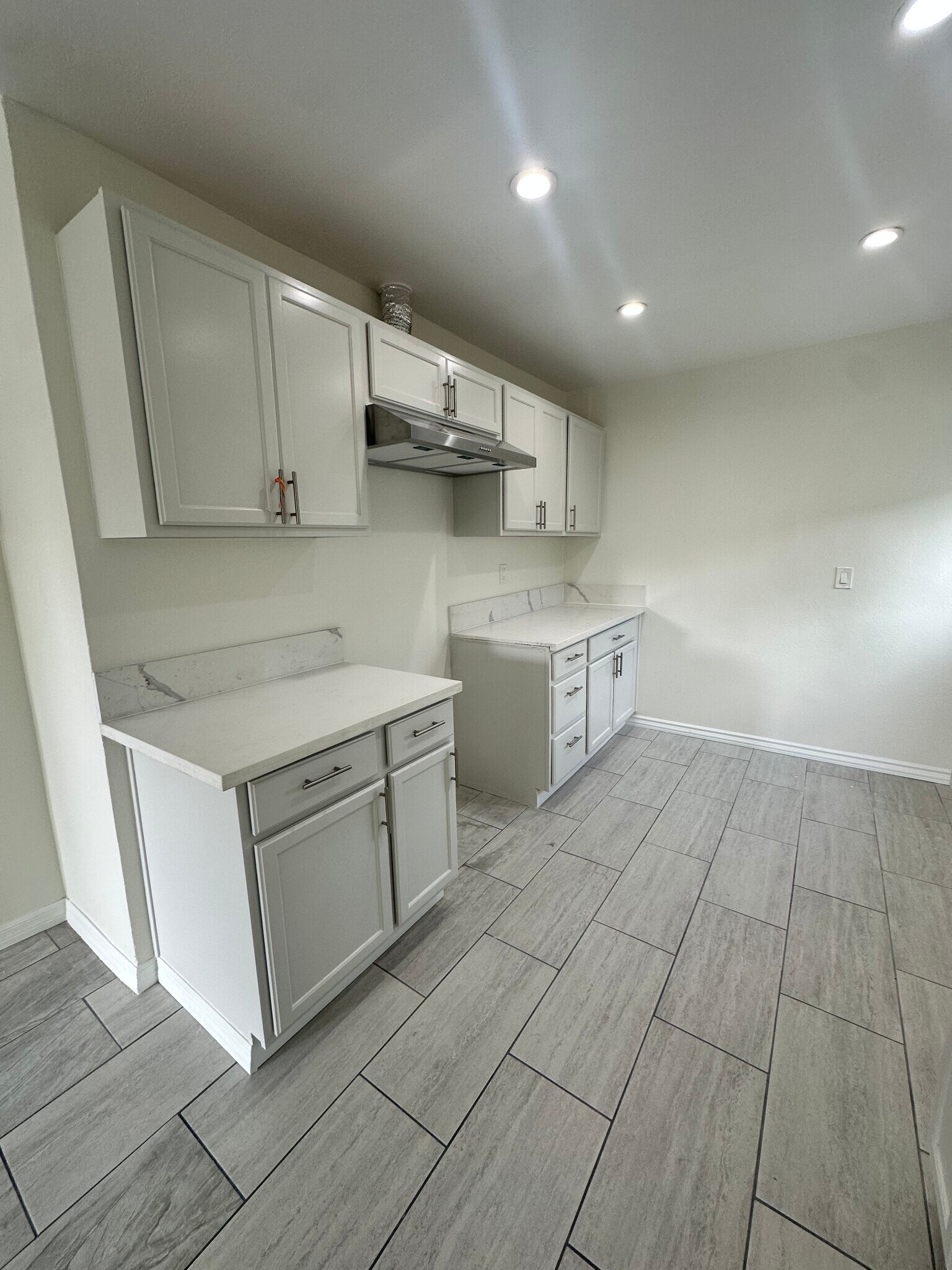 Building Photo - 731 W 99th St