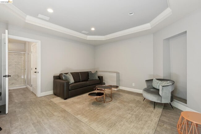 Building Photo - 15 Selborne Dr