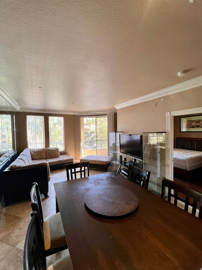 Building Photo - Fully furnished (Short Term Available) / Guard Gated / Walking Distance to LV Strip