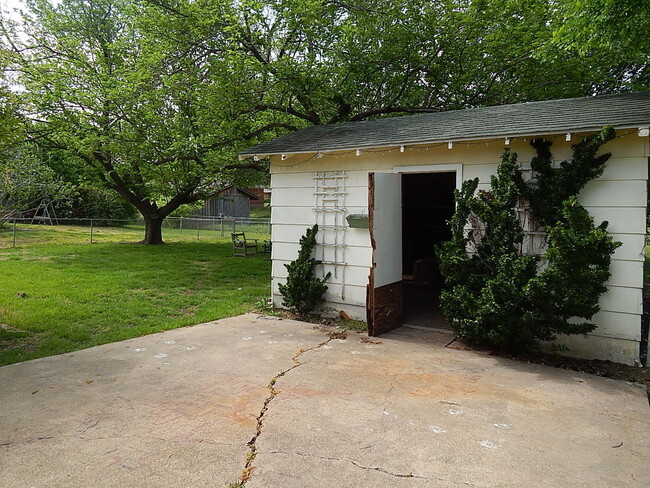 Building Photo - Charming 3-Bedroom Home Near Downtown Rock...