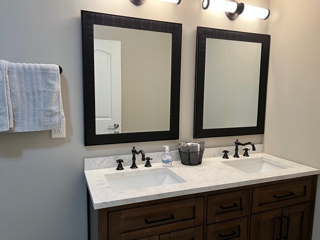 Building Photo - 11405 Central Dr W