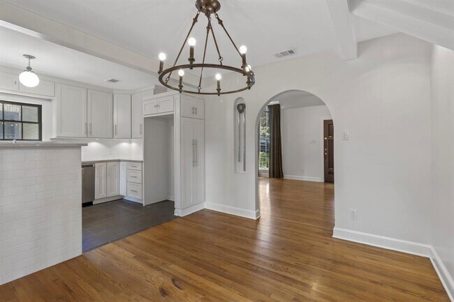 Building Photo - 307 Circle Dr