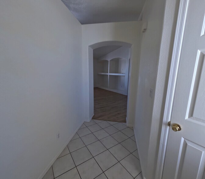 Building Photo - 2112 E Desert Lakes Dr
