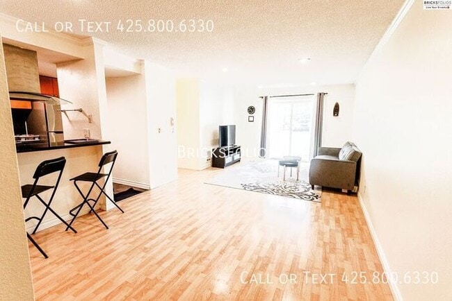 Building Photo - Prime Bellevue Condo, conveniently located...