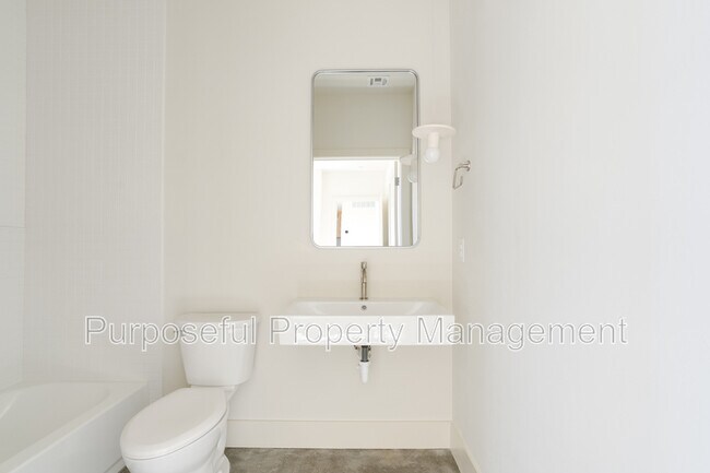 Building Photo - 934 Hangar Dr