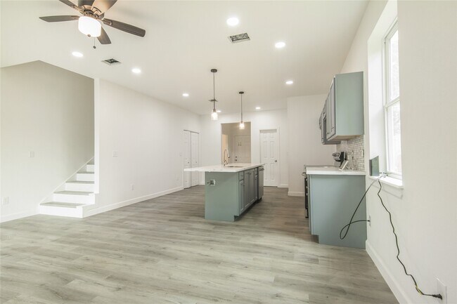 Building Photo - 2305 Sakowitz St