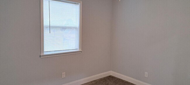 Building Photo - 3 Bedroom in Slaton