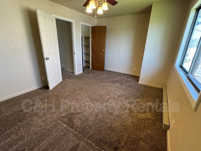 Building Photo - 405 Roxy Ln