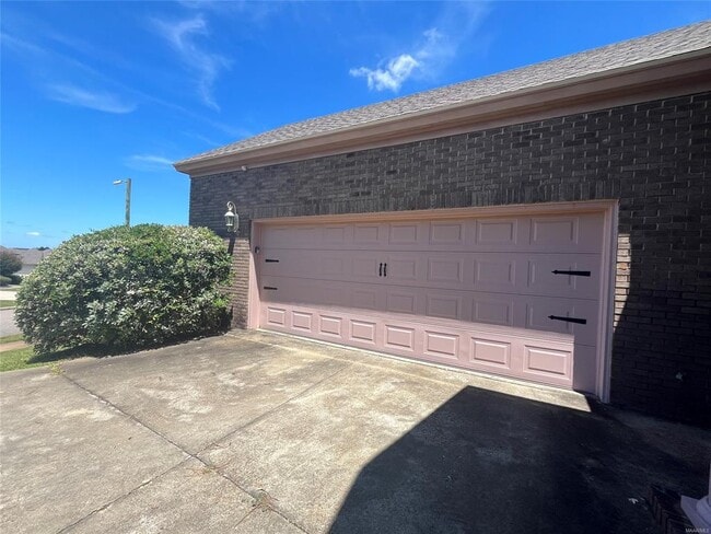 Building Photo - 1966 Chancellor Ridge Rd