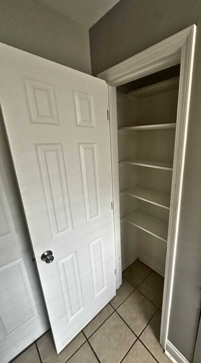 Building Photo - 300 Maple St