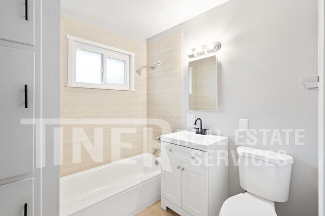 Building Photo - 1111 W St.-#4