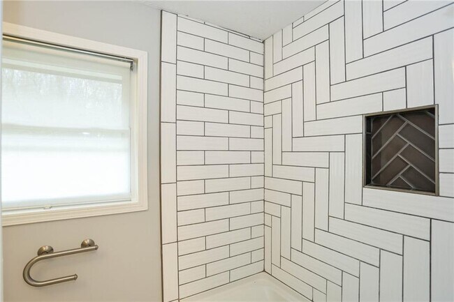 Building Photo - 667 Tara Cir SE