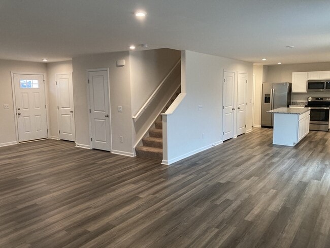 Building Photo - 5 Bedroom 2.5 Bathroom House