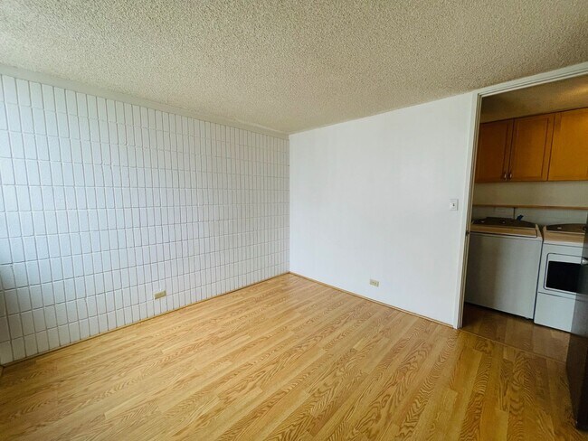 Building Photo - Partly Furnished 3-bedroom, 2-bath condo a...