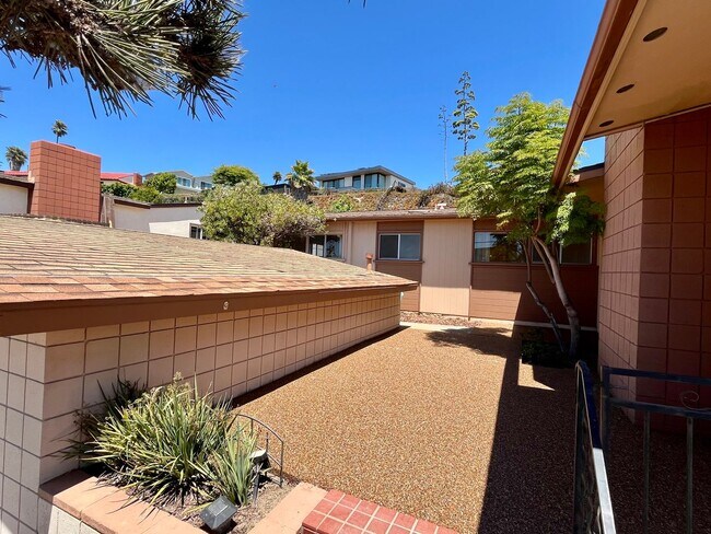 Building Photo - 4 Bedroom 2.5 Bathroom Home, Newly renovat...