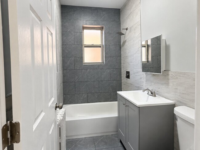 Building Photo - 515 W 7th St