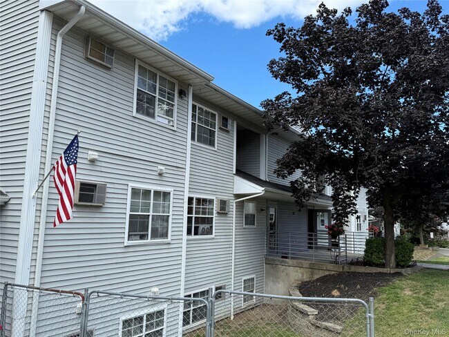Building Photo - 33 Oak St