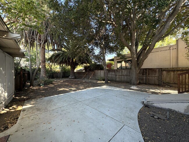 Building Photo - Charming 2-Bedroom Home with Spacious Back...