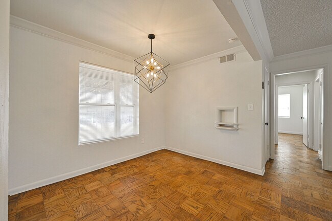 Building Photo - 6104 S Villa Ave