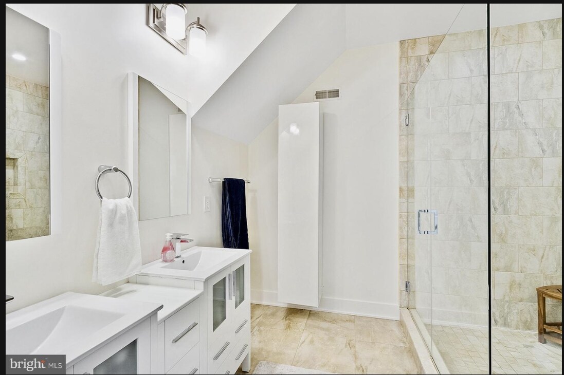 Building Photo - 2536 W Girard Ave