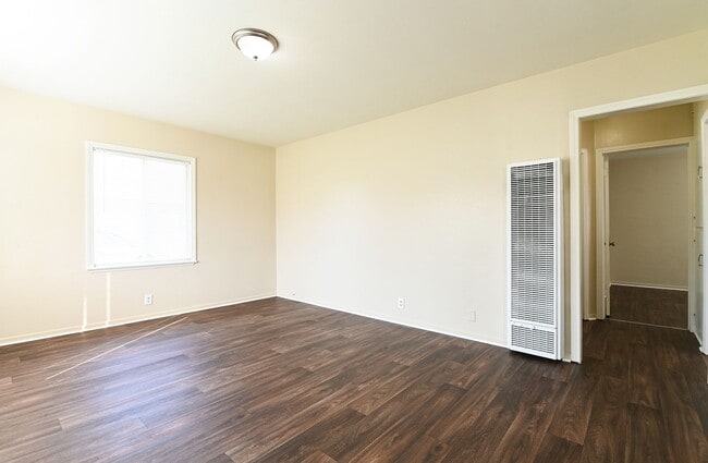 Building Photo - COMING SOON - House - 2 Bedrooms / 1 Bathr...