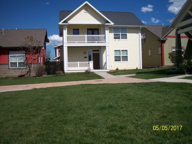 Building Photo - 3 Bedroom 3 Bathroom House Located Near a ...