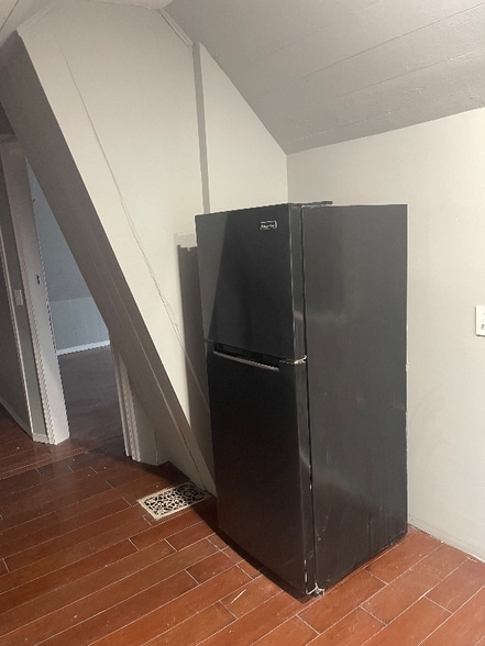 Building Photo - 595 William St