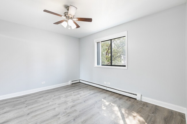 Building Photo - 6201 N Kenmore Ave