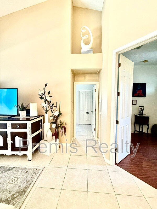 Building Photo - 431 Denise St