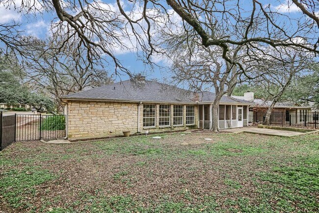 Building Photo - 11 Brookhollow Dr