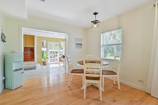 Building Photo - 671 Live Oak Ln