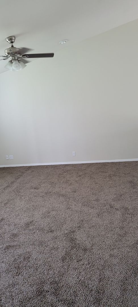 Building Photo - Cozy home on large lot w/fenced backyard