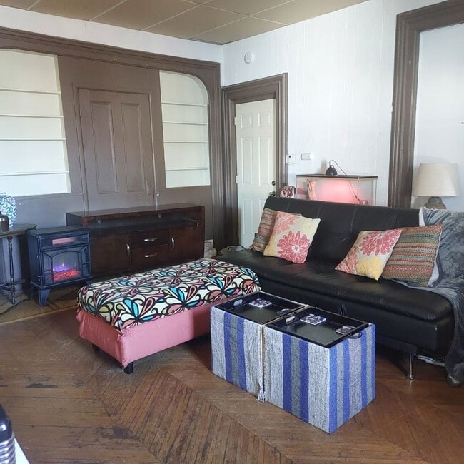 Building Photo - 1007 7th St S