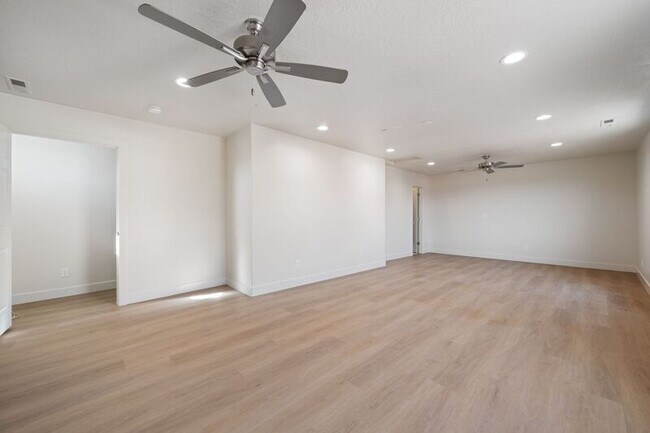 Building Photo - 146 E 400 N