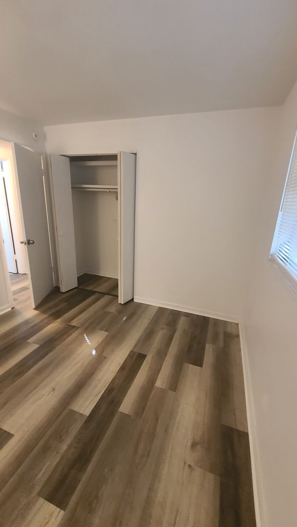 Building Photo - Fully Renovated 3/1 with huge fenced-in ba...