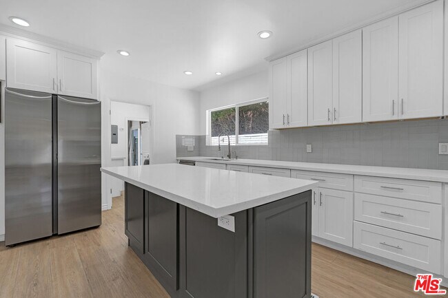 Building Photo - 621 N Bedford Dr