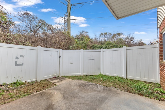 Building Photo - 2 Bedroom Walking Distance to NCSU!