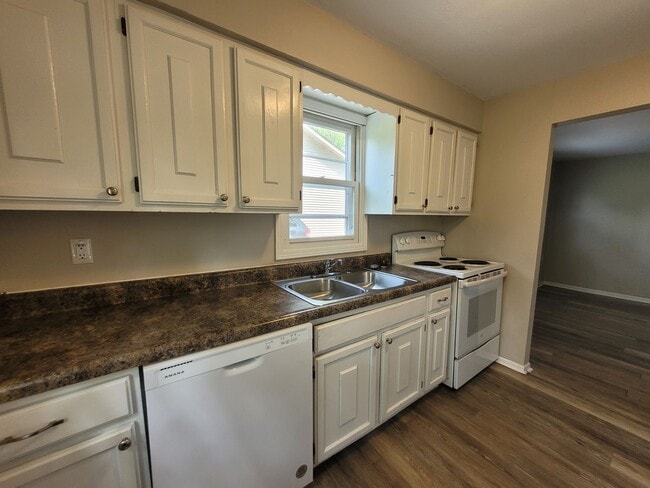 Building Photo - Cozy two bedroom home, pet friendly!