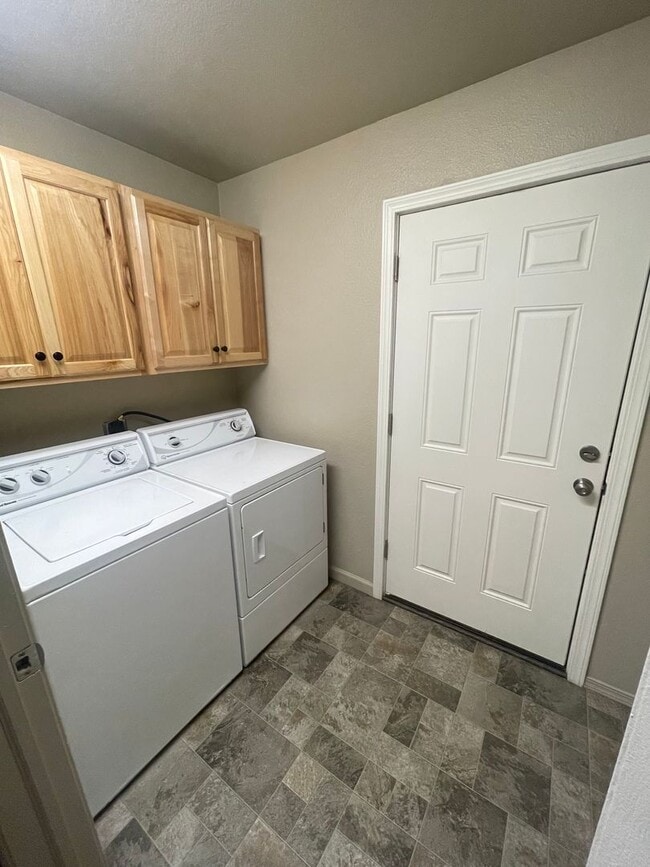 Building Photo - Conveniently Located Charming Pet Friendly Three Bedroom Home With Modern Updates!
