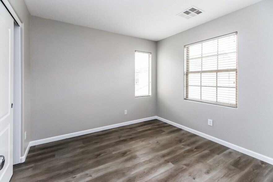 Building Photo - 2707 E Bart St