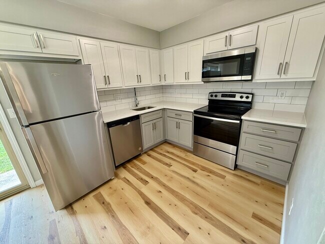 Building Photo - 830 White Oak Dr