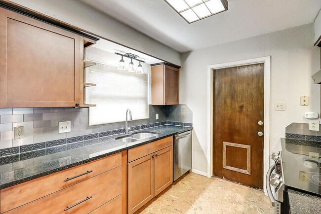 Building Photo - 3121 Seafoam Dr